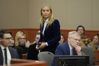 L'actrice a obtenu le dollar symbolique qu'elle réclamait, le jury jugeant, après trois heures de délibération, que c'est au contraire M. Sanderson qui avait causé l'accident de ski.